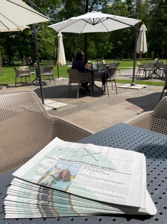 Delitev časopisa v KOK (Grajski kavarni)  (2)